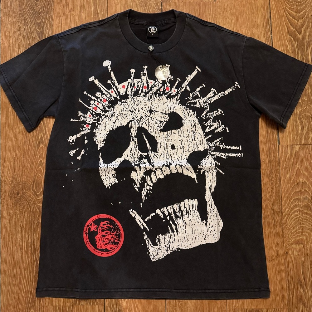 Hellstar ‘Crowned Skull Tee Vintage
Black’

Size: S